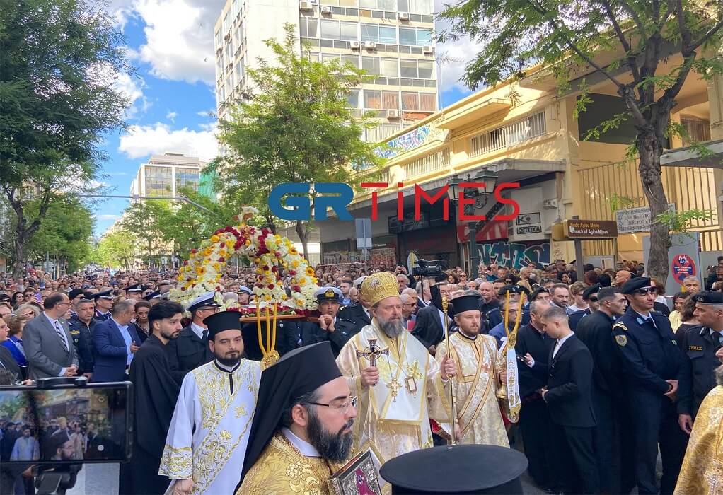 Με πλήθος πιστών και κατάνυξη η περιφορά του πρώτου Επιταφίου της Θεσσαλονίκης (ΦΩΤΟ-VIDEO)