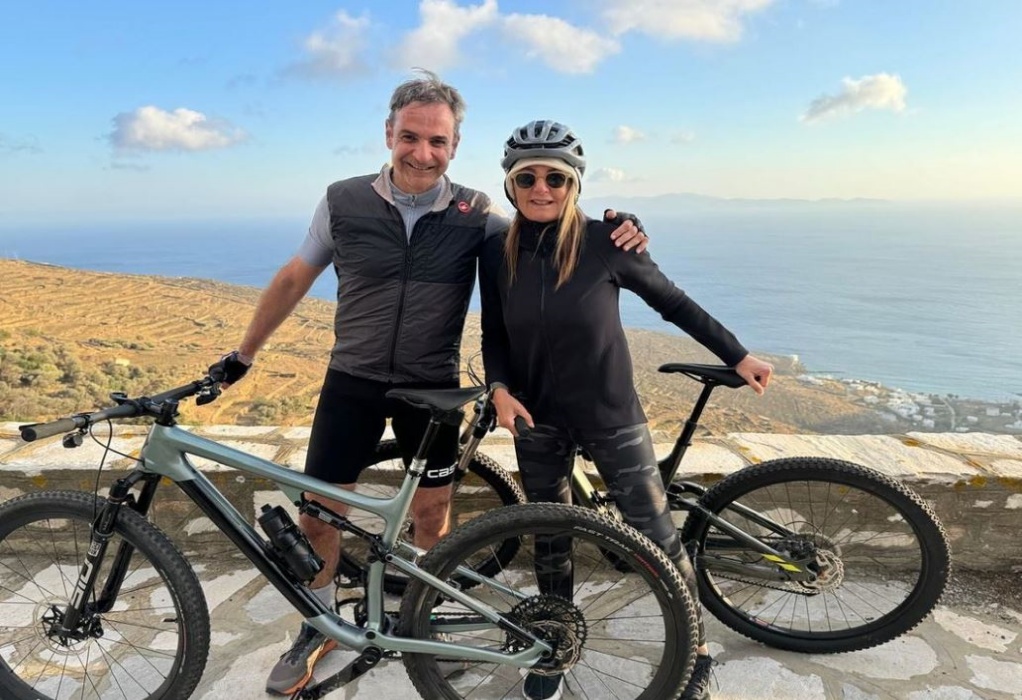 Κυριάκος Μητσοτάκης: Βγήκε για ποδήλατο στην Τήνο με την σύζυγό του Μαρέβα – «Μετά το αρνί, βοηθάει στη χώνεψη»