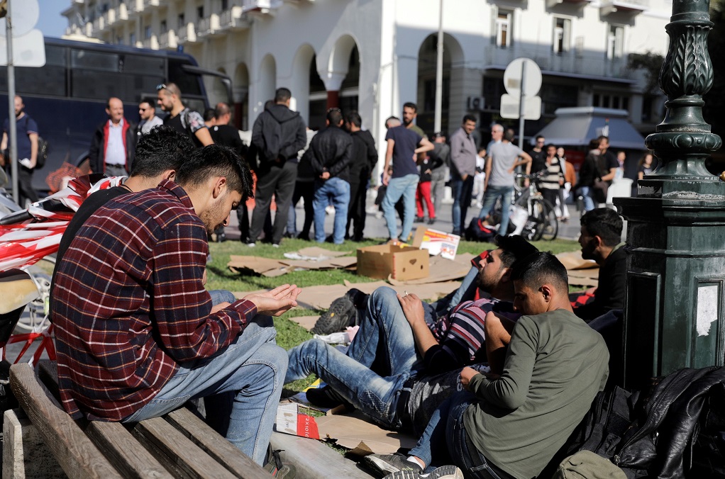 Θεσσαλονίκη: Ομάδα μεταναστών έξω από αστυνομικό τμήμα-Ζήτησαν τη σύλληψή τους