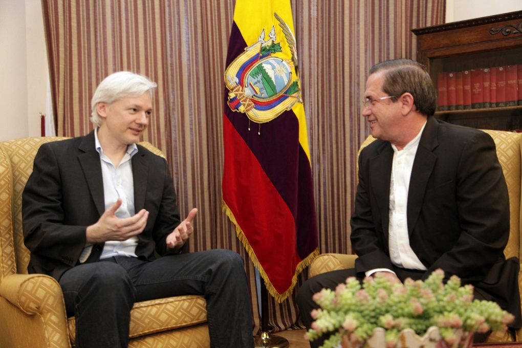 Πιέσεις προς τον Τζούλιαν Ασάνζ να εγκαταλείψει την πρεσβεία του Ισημερινού στο Λονδίνο