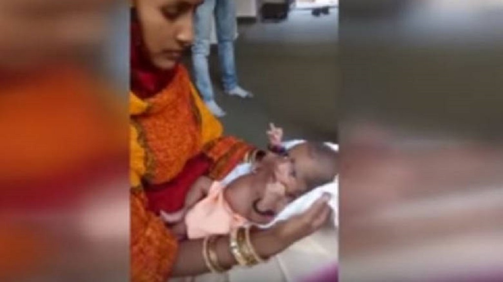 Ινδία: Βρέφος με τρία χέρια λατρεύεται ως θεότητα(VIDEO)