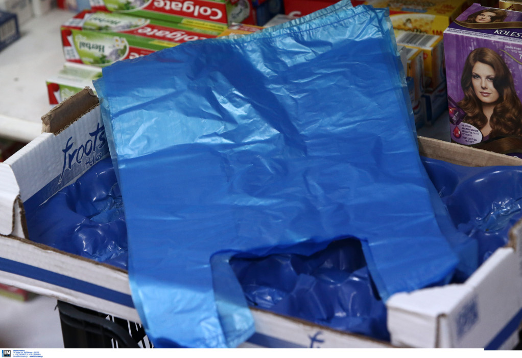 ΙΕΛΚΑ: Μειώθηκε ως 80% η χρήση της πλαστικής σακούλας