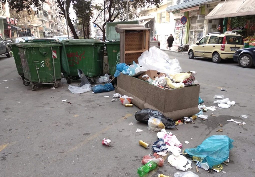 Τοποθετούνται στη Θεσσαλονίκη οι νέοι κάδοι απορριμμάτων με …ταυτότητα