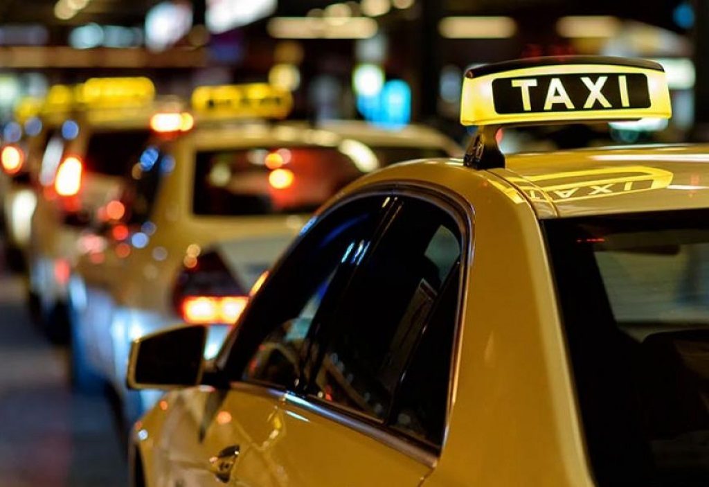 Χειροπέδες σε οδηγούς ταξί για πλαστές άδειες οδήγησης και «πειραγμένες» ταμειακές
