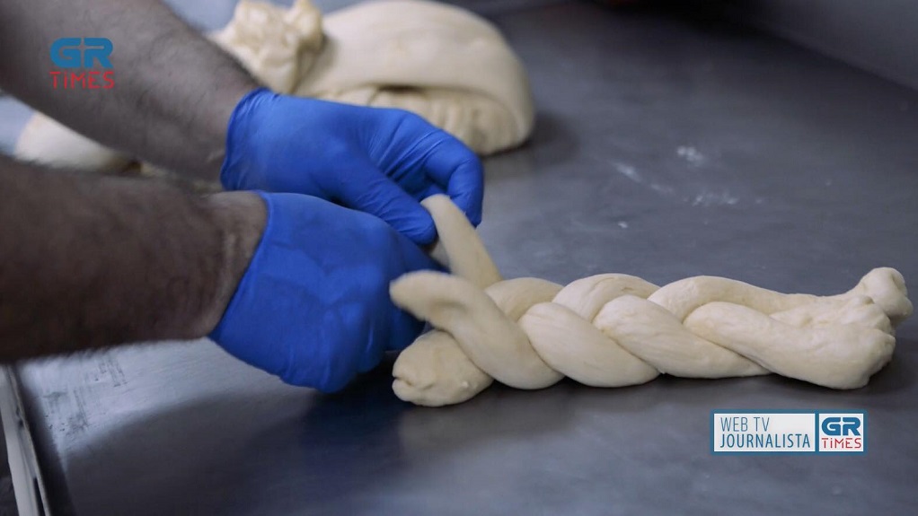 Φτιάχνοντας τσουρέκια σε ένα παραδοσιακό παρασκευαστήριο της Θεσσαλονίκης (VIDEO)