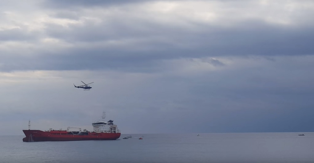 Έκρηξη σε τάνκερ στη Λάρνακα -Έπεφταν στη θάλασσα για να σωθούν (VIDEO)
