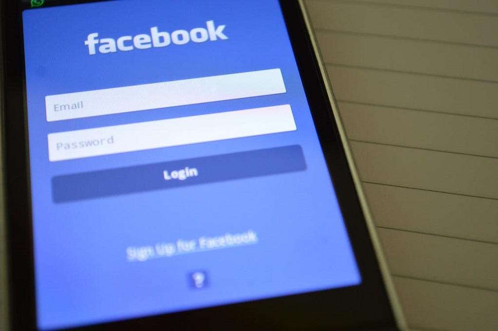 Νέο σκάνδαλο για το Facebook -Υπάλληλοι κατέγραφαν τα ηχητικά μηνύματα χρηστών
