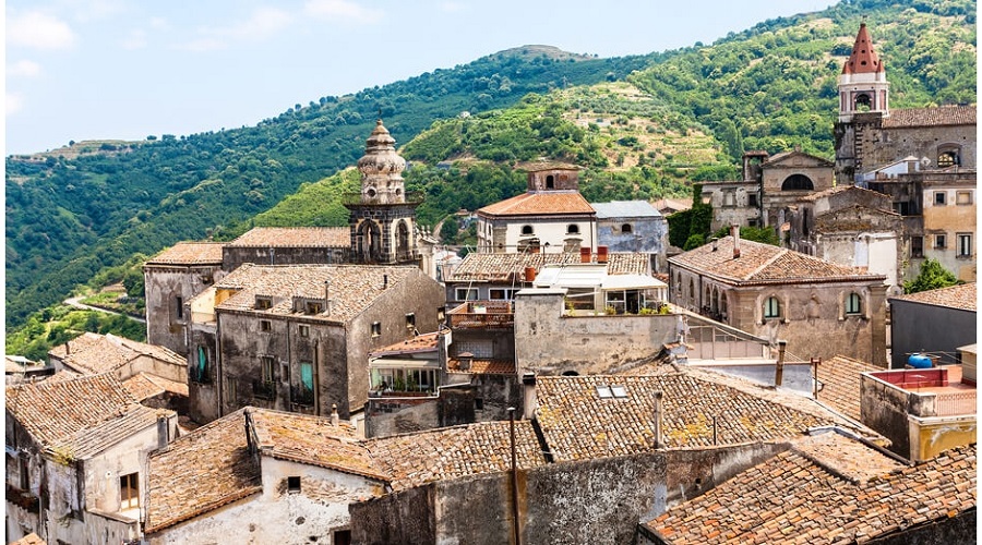 Ιταλία: Πωλούνται σπίτια με 1 ευρώ σε χωριά της Σαρδηνίας και Σικελίας