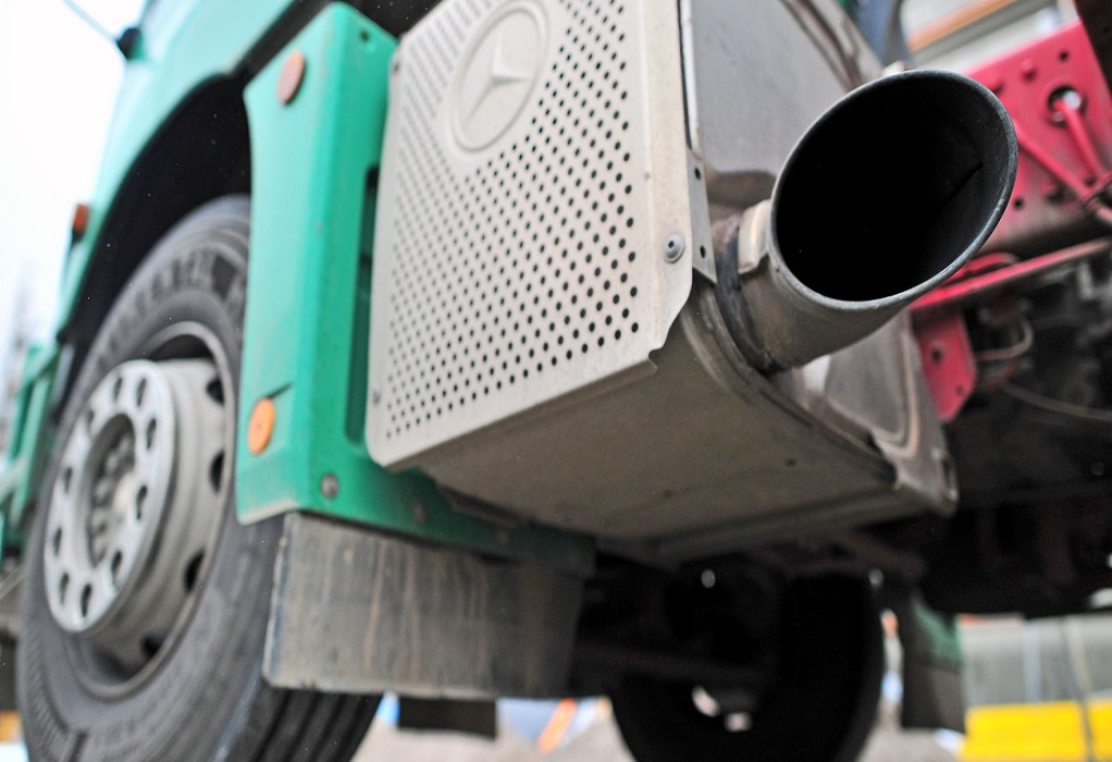 ΕΕ: Αυστηροί κανόνες εκπομπών CO2 για βαριά φορτηγά οχήματα