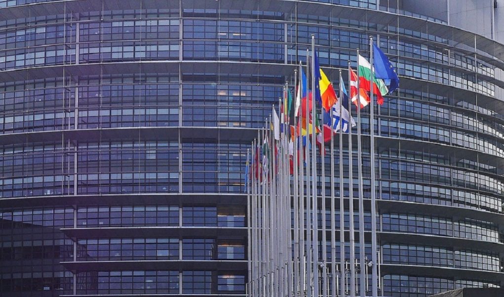 Handelsblatt: «Στον σκληρό αγώνα για τις σημαντικότερες θέσεις της ΕΕ, αναδύεται μια λύση»