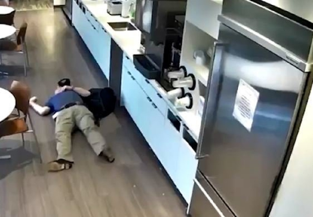Πελάτης ρίχνει επίτηδες νερό στο πάτωμα και γλιστράει για να πάρει αποζημίωση(VIDEO)