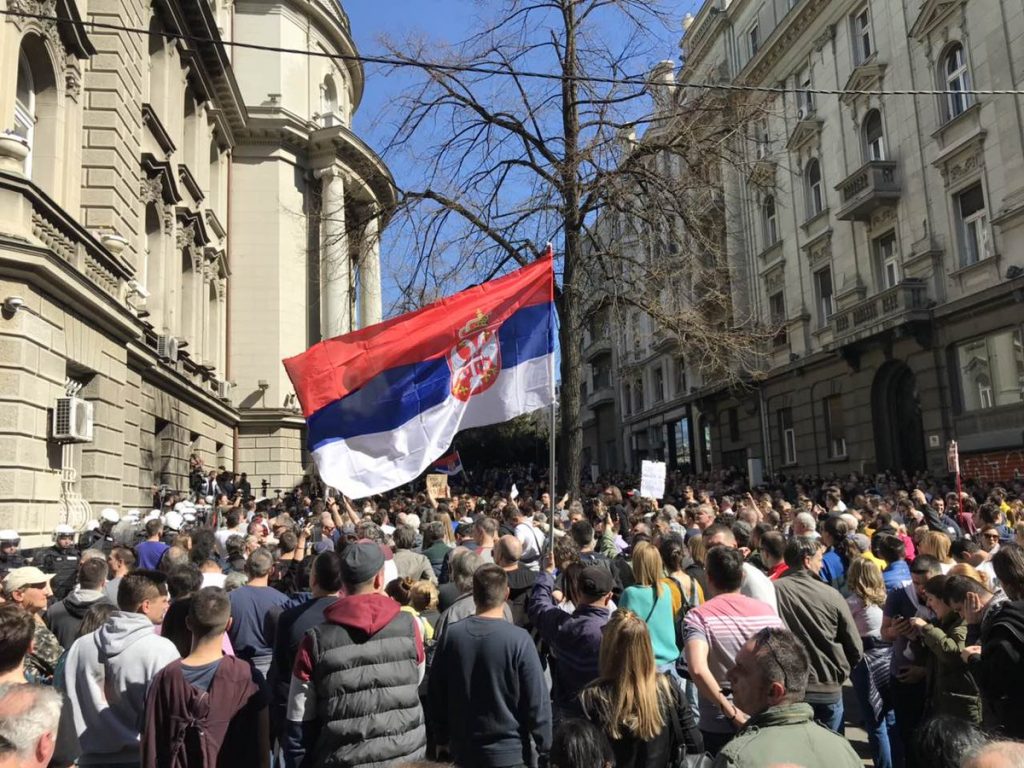 Διαδηλωτές περικύκλωσαν το προεδρικό μέγαρο στο Βελιγράδι (VIDEO)