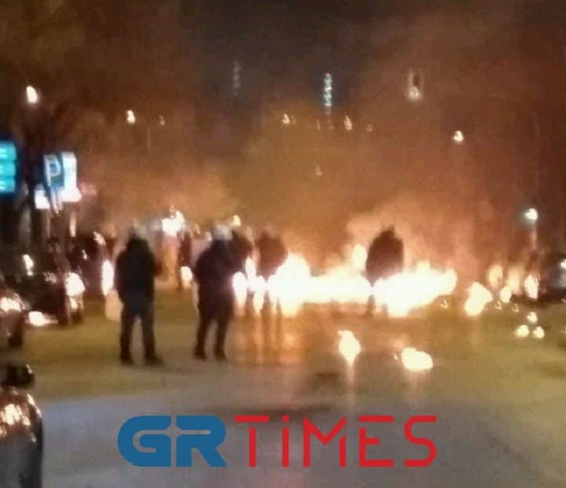 Επίθεση κατά αστυνομικών με 100 μολότοφ-Επεισόδια στη Θεσσαλονίκη (VIDEO και ΦΩΤΟ)