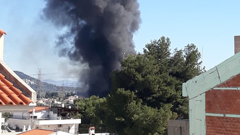 Φωτιά σε αποθήκη χαρτικών στην Παιανία – 25 πυροσβέστες στη μάχη με τις φλόγες