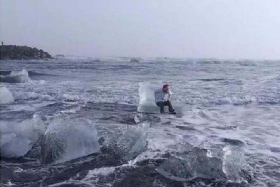 Ισλανδία: Το κύμα παρέσυρε στα ανοιχτά μια ηλικιωμένη πάνω σε κομμάτι πάγου