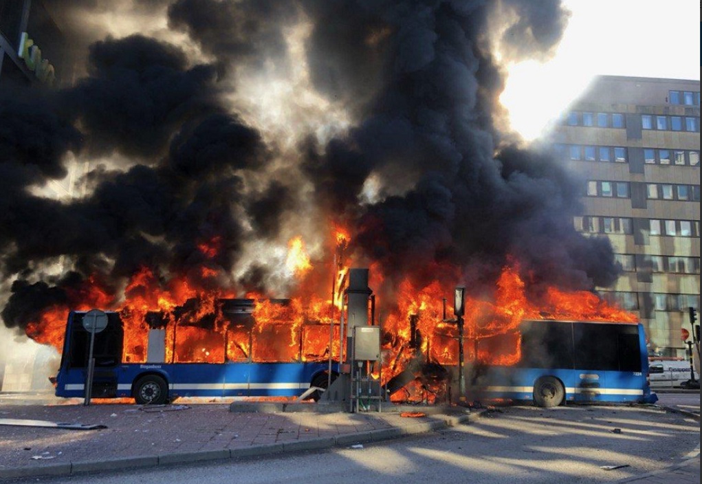 Έκρηξη σε λεωφορείο στο κέντρο της Στοκχόλμης (VIDEO-ΦΩΤΟ)