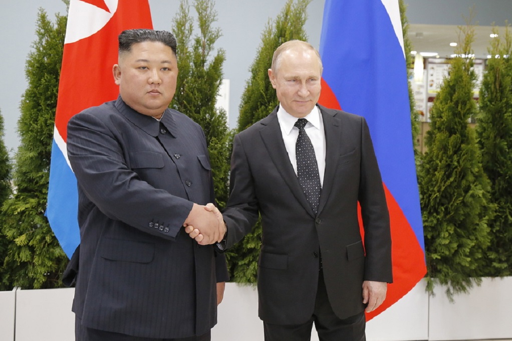 Συνάντηση Πούτιν – Κιμ Γιονγκ Ουν: H πρώτη χειραψία (VIDEO)
