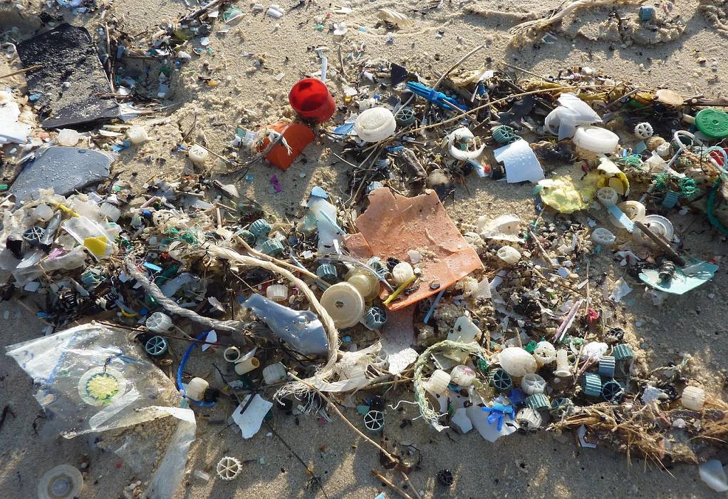 Το 50% των απορριμμάτων των ελληνικών θαλασσών είναι κουτιά αλουμινίου, πλαστικά μπουκάλια και σακούλες