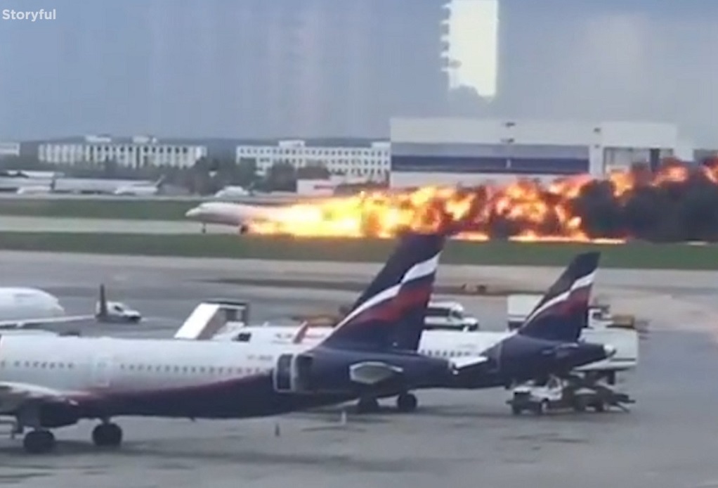 Μόσχα: Επιβάτης κατέγραψε σοκαριστικό βίντεο μέσα από το φλεγόμενο αεροπλάνο