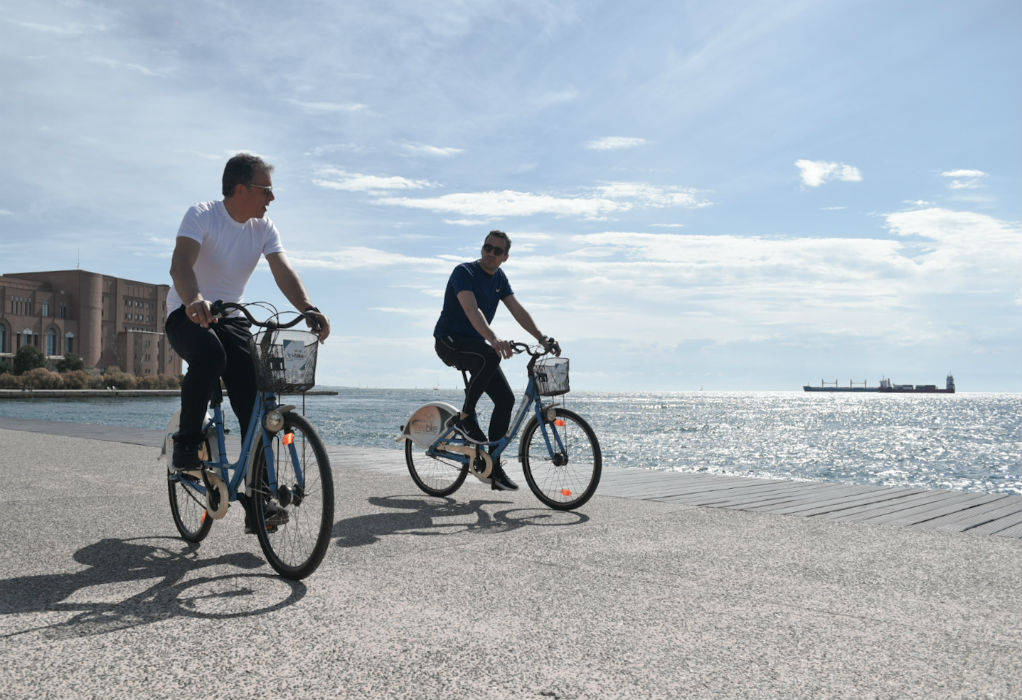 Η… ποδηλατάδα του Σταύρου Θεοδωράκη στην Νέα Παραλία Θεσσαλονίκης (ΦΩΤΟ)