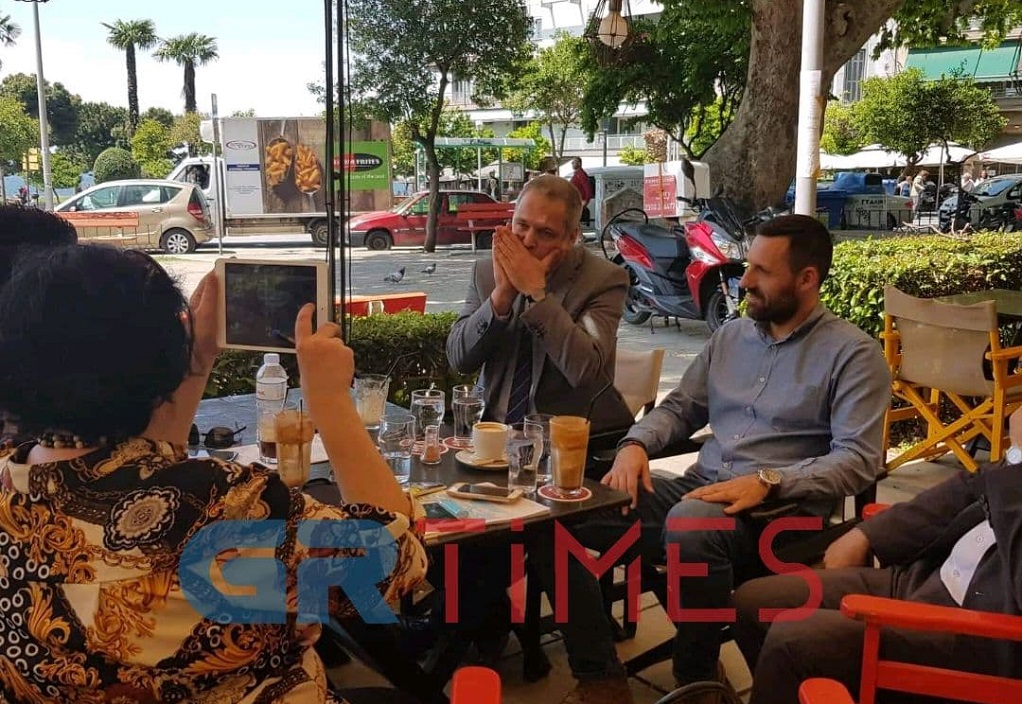 Ο Θάνος Τζήμερος παίζει φυσαρμόνικα στο κέντρο της Θεσσαλονίκης (VIDEO)