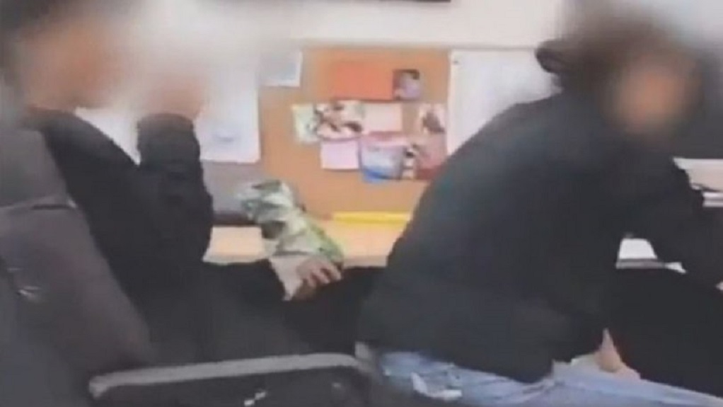 Απολύθηκε επειδή καθόταν στα πόδια των… μαθητών της (ΦΩΤΟ-VIDEO)