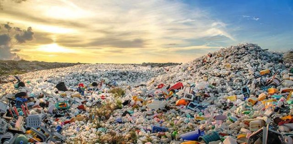 Στα σκουπίδια 700.000 τόνοι πλαστικών – Πόσα χάνει η Ελλάδα