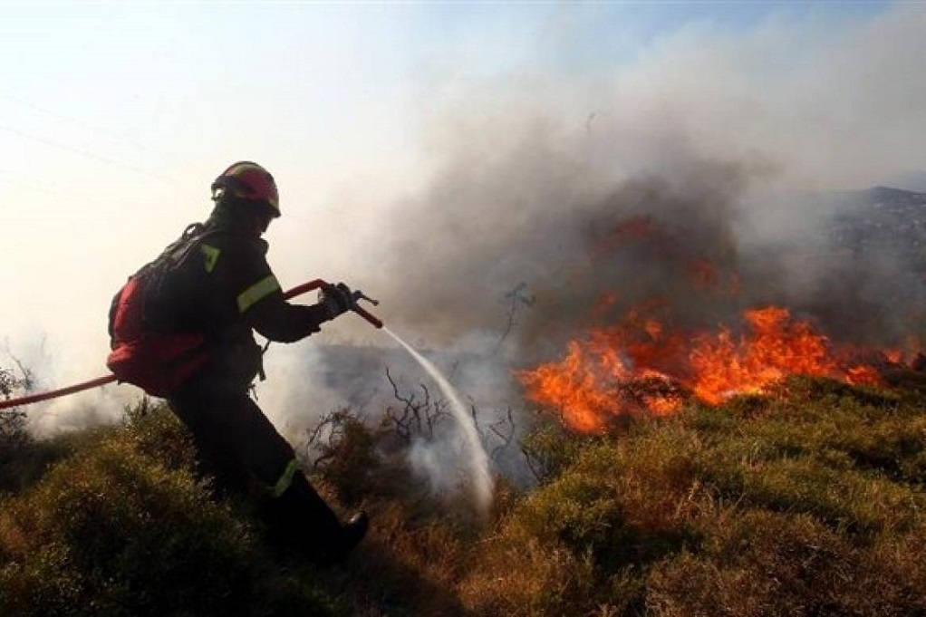 Υπό μερικό έλεγχο η πυρκαγιά στην Αγία Τριάδα Μεγάρων, ενισχύονται οι δυνάμεις στο Μαρκόπουλο