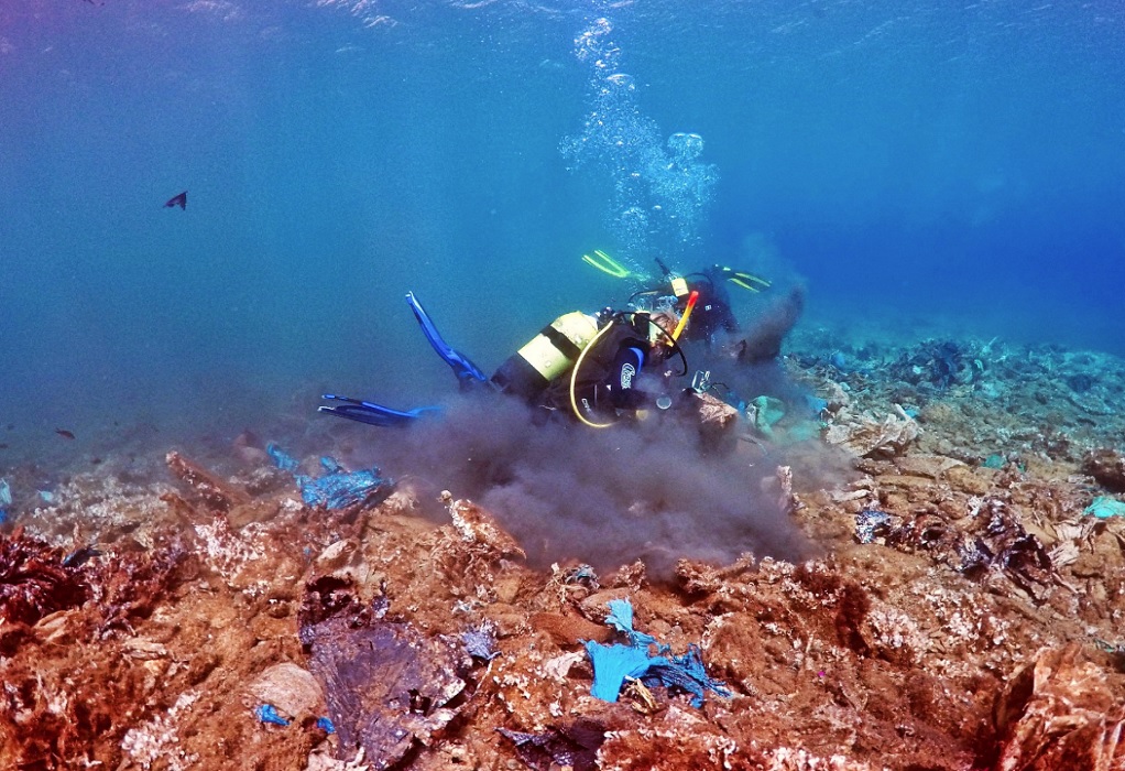 «Κοράλλια» από πλαστικό στην Άνδρο – Απογοητευτικές εικόνες