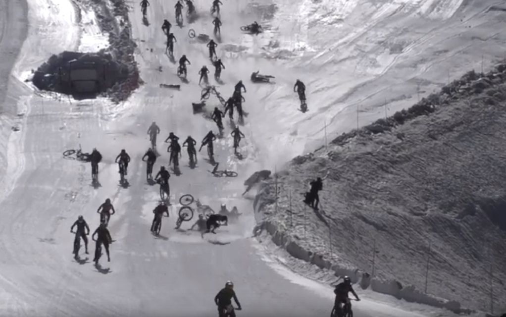 Απίστευτη καραμπόλα ποδηλάτων στο «Βουνό της Κόλασης» (VIDEO)