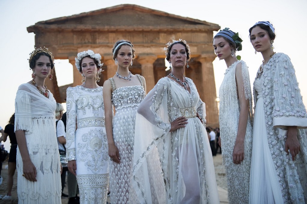 Η αρχαία Ελλάδα γίνεται έμπνευση για επίδειξη μόδας στη Σικελία (ΦΩΤΟ)