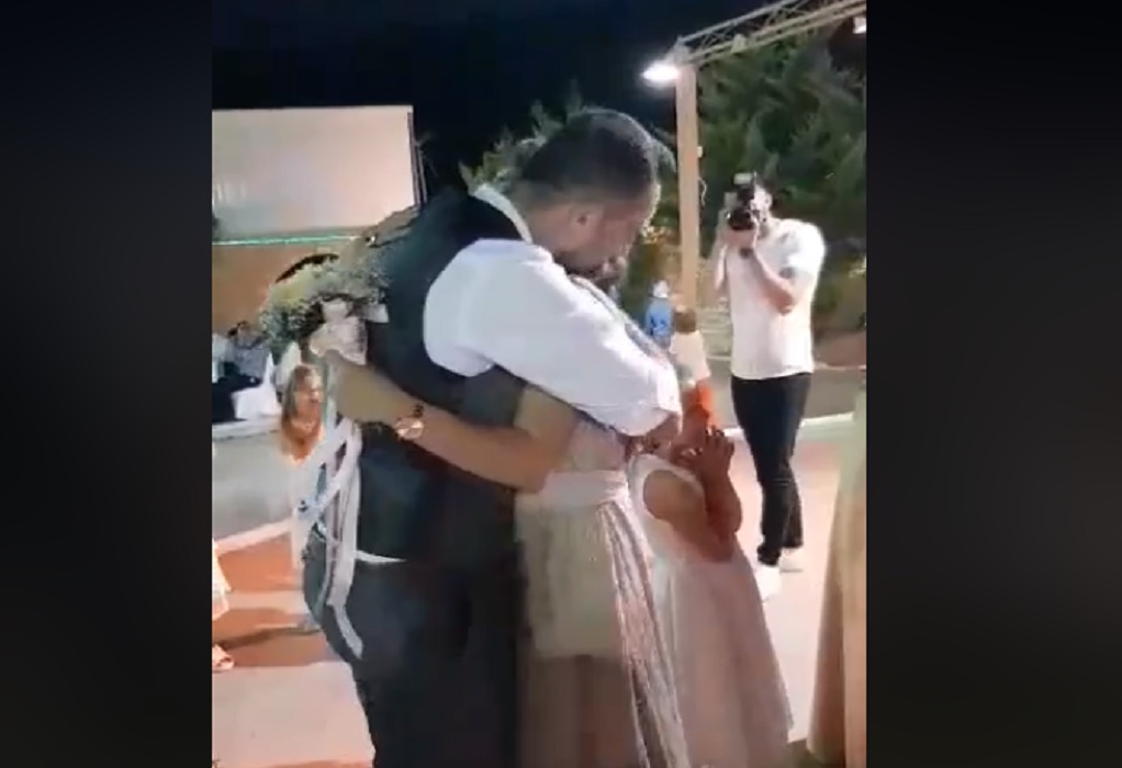 Πρόταση γάμου κατά τη διάρκεια ενός γάμου έγινε… viral (VIDEO)