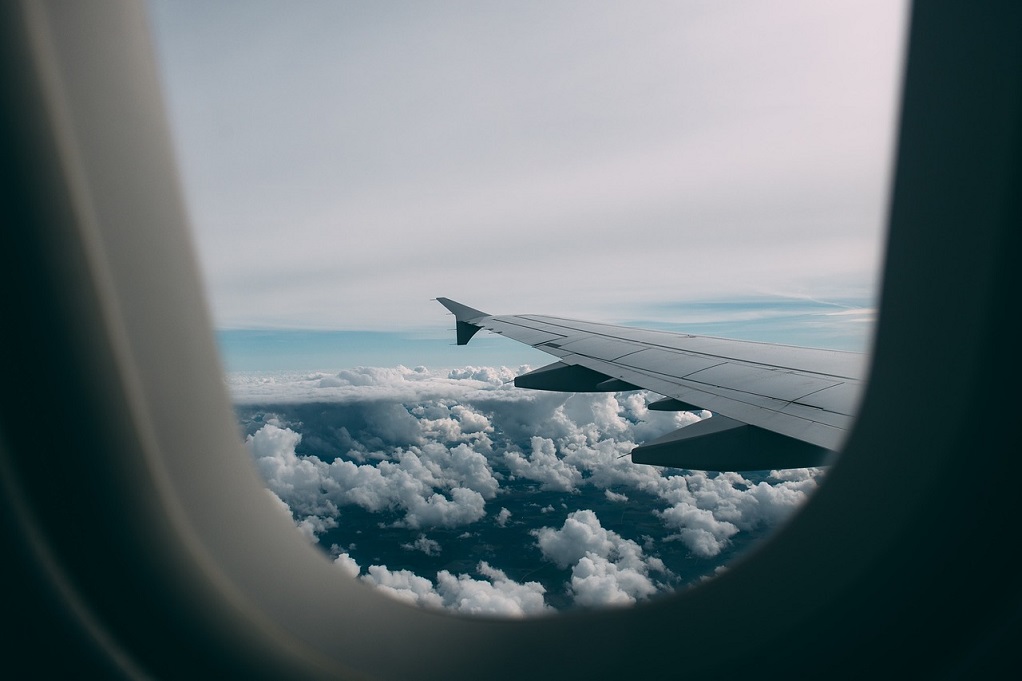 Επιβάτης άνοιξε την πόρτα κινδύνου του αεροπλάνου γιατί «ήταν αποπνικτικά» (VIDEO)
