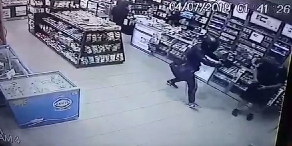 Ληστές εισβάλουν σε κατάστημα-Έπεσε αναίσθητη μπροστά στους δράστες (VIDEO)