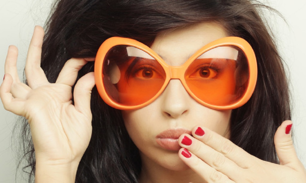 Ένα ζευγάρι πορτοκαλί γυαλιά βοηθάει… στον ύπνο σας