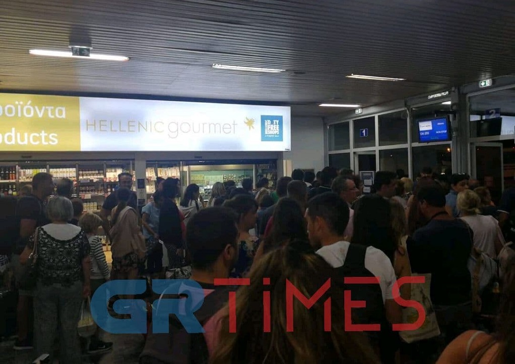 Νεύρα και αγανάκτηση Κυριακή βράδυ, στο αεροδρόμιο της Μυτιλήνης (ΦΩΤΟ)