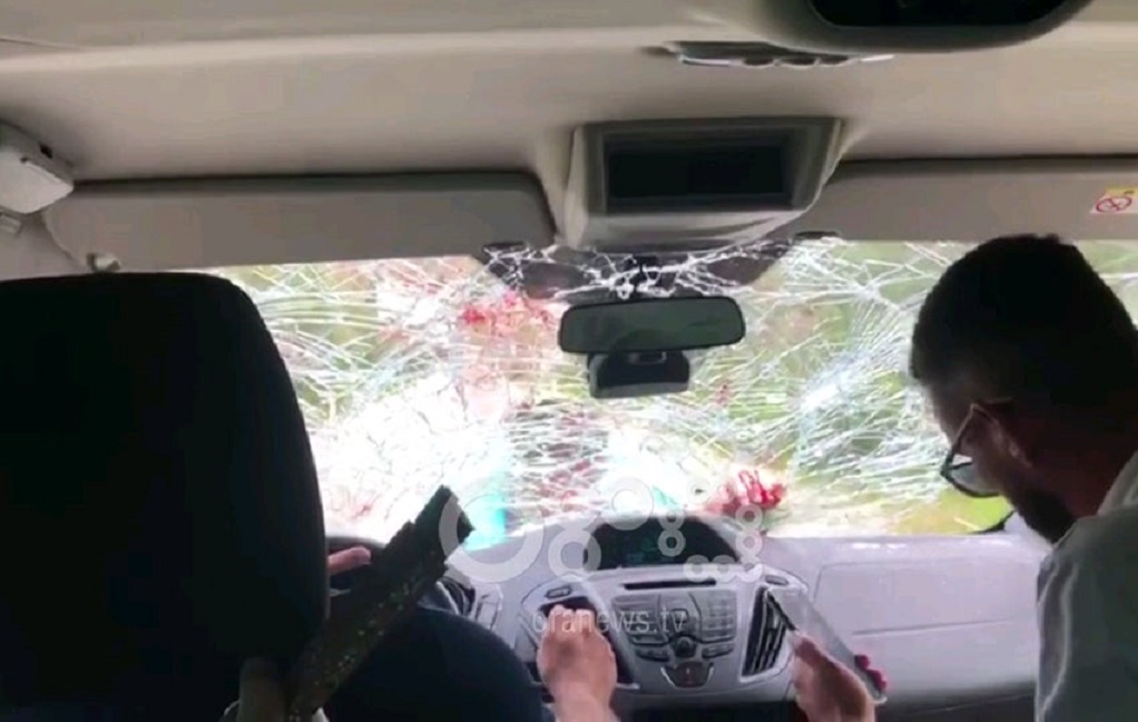 Μαινόμενος Αλβανός εστιάτορας στο καπό αυτοκινήτου Ισπανών τουριστών (VIDEO)