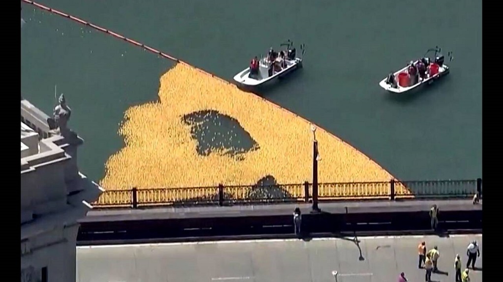 Γιατί πλημμύρισαν το ποτάμι του Σικάγο 60.000 πλαστικά παπάκια; (VIDEO)