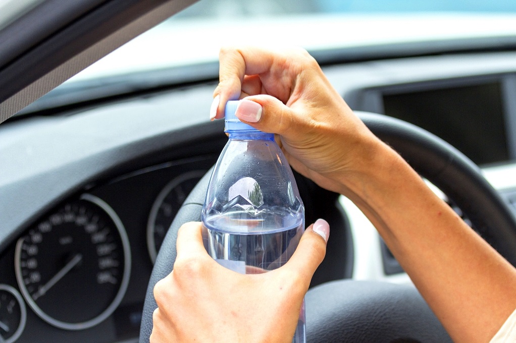 Γιατί πρέπει να πίνεις νερό όταν οδηγείς