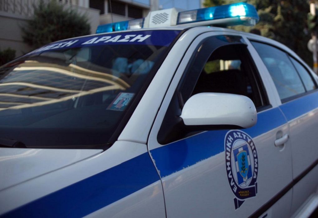 Αθήνα: Επίθεση με καδρόνια σε περιπολικό της ΕΛΑΣ έξω από την ΑΣΟΕΕ