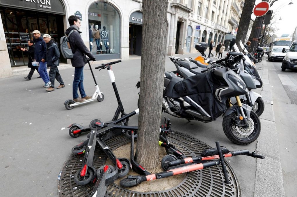 Νομικό κενό για τα ηλεκτρικά πατίνια στο Παρίσι