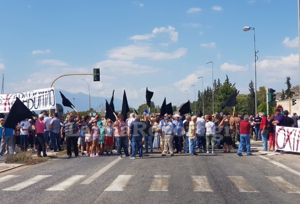 Μαύρες σημαίες και αποκλεισμός της Εθνικής οδού, για το hot spot στον Καραβόμυλο (ΦΩΤΟ)