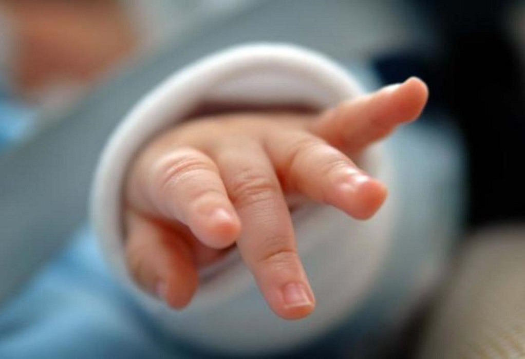Εξιτήριο για το μικρότερο μωρό στον κόσμο: Γεννήθηκε ζυγίζοντας όσο ένα μήλο!