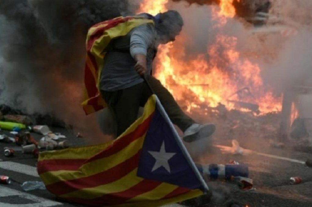 Βαρκελώνη: Συμπλοκές μεταξύ αστυνομίας και διαδηλωτών (VIDEO)