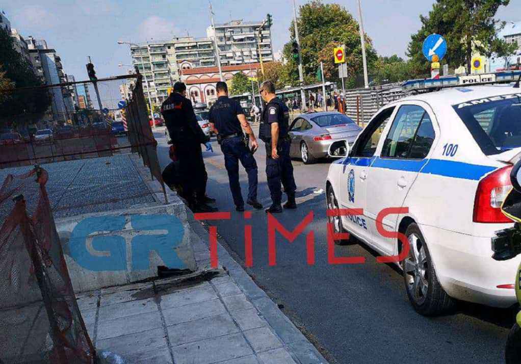 Θεσσαλονίκη: Βαν έκανε επικίνδυνους ελιγμούς και έπεσε πάνω σε σταθμευμένο όχημα