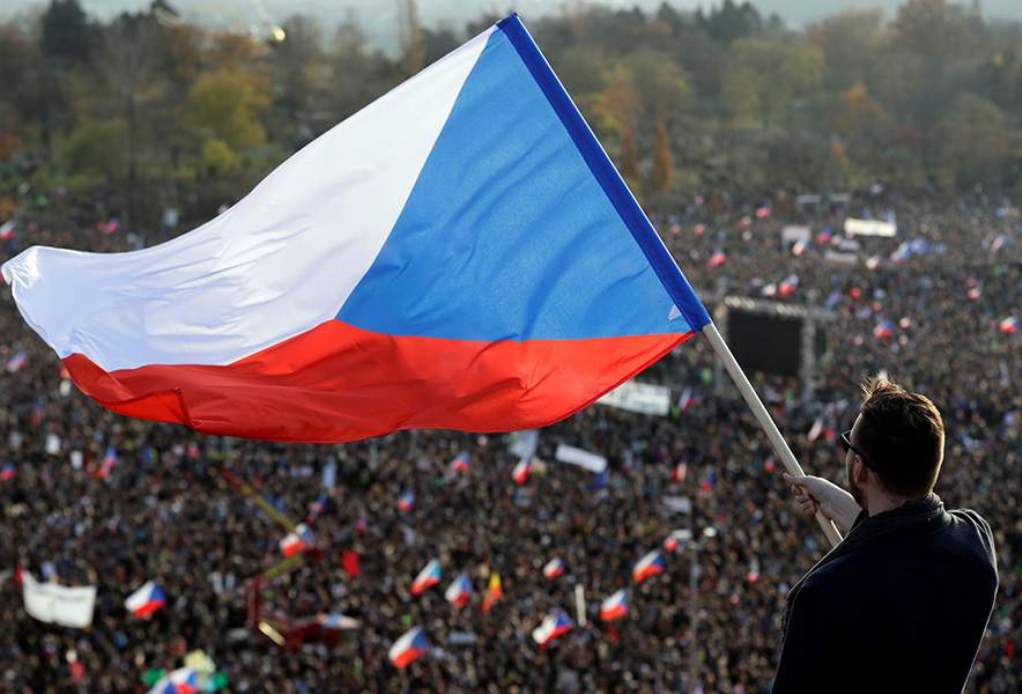 Τσεχία: Περισσότεροι από 100 εθελοντές έλαβαν προεδρική άδεια για να πολεμήσουν στην Ουκρανία