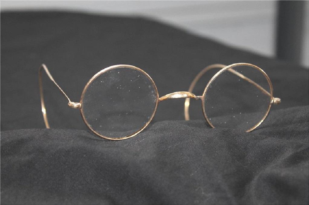 Στο «σφυρί» τα γυαλιά του Τζον Λένον