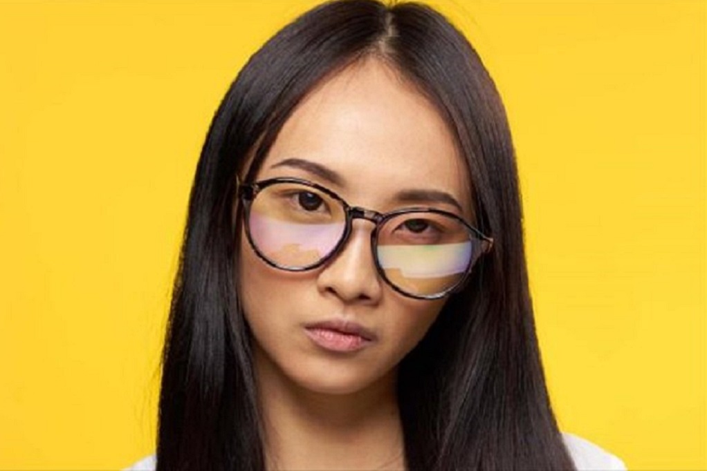 Όταν οι εταιρείες απαγορεύουν στις γυναίκες να φορούν… γυαλιά