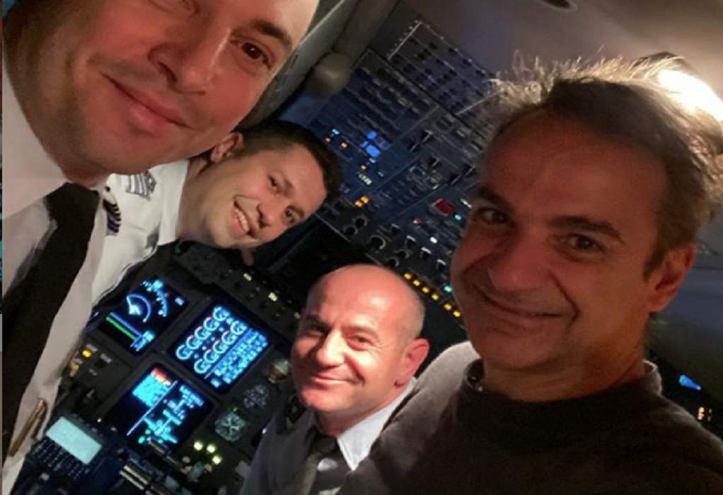 H selfie του Μητσοτάκη με τους πιλότους (ΦΩΤΟ)