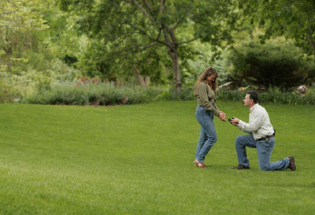 Γιατί ο άνδρας γονατίζει για να κάνει πρόταση γάμου σε μια γυναίκα